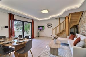 Maisons de vacances Altinea - Family Home with Infinity Pool : photos des chambres