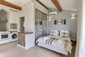 Maisons de vacances Altinea - Family Home with Infinity Pool : photos des chambres