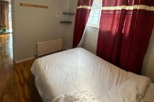 Cozy 1 Bed Apt Sleeps 4 with Garden Views