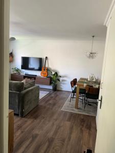 Wallington Green, near station, 30 min to London Bridge, 27 min to LDN Victoria