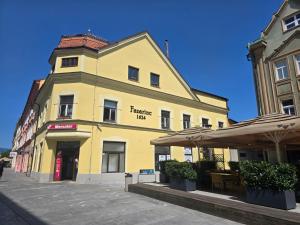 Apartments Fazarinc with parking, wellness and city store in the center of Celje 