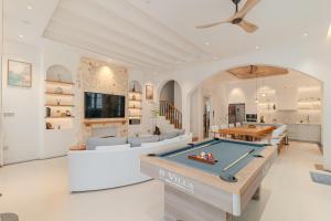 S Villa Ha Long - City Center, Near Beach - 6BR Private Villa with Pool, Jacuzzi, Sauna, Karaoke