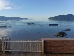 Casa de frente ao mar Enseada de Brito