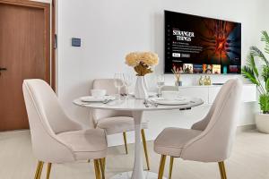 Golden Stays - Binghatti Tulip I Chic 1BR Apartment I Balcony Views I JVC Dubai