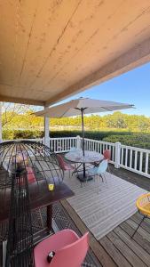 Maison sur leau avec jardin et piscine