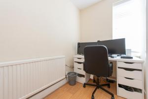 Comfort Meets Style, 3-Bedroom Home, Greenwich, Sleeps 10! Contractor & Group Friendly!