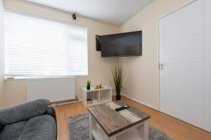 Comfort Meets Style, 3-Bedroom Home, Greenwich, Sleeps 10! Contractor & Group Friendly!