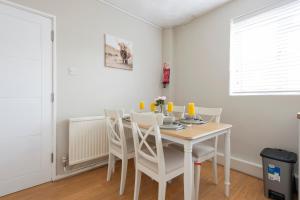 Comfort Meets Style, 3-Bedroom Home, Greenwich, Sleeps 10! Contractor & Group Friendly!