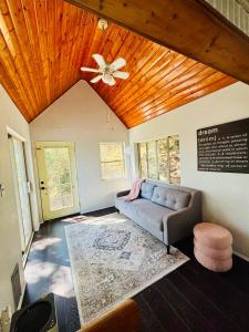 Updated Cabin 5 minutes from the Lake