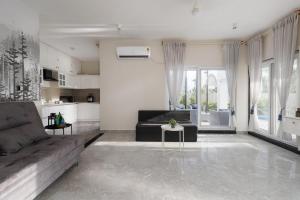 The Garden Stay by StayJadePrivate PoolHuge Lawn