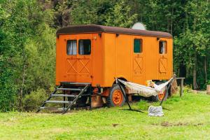 Maringotka pri potoku - Zážitkové ubytovanie - 2 os