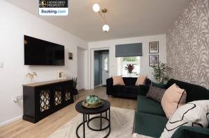4 Cozy Double Bedroom House By Homebird Property Management Short Lets & Serviced Accommodation Leeds With Private Parking & Free WiFi