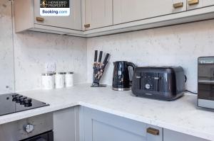 4 Cozy Double Bedroom House By Homebird Property Management Short Lets & Serviced Accommodation Leeds With Private Parking & Free WiFi