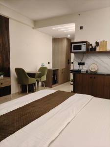 CozyCity Retreat 2 Studio Apartment with Kitchen Perfect for longer stays