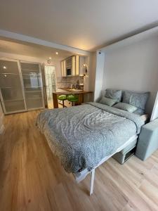 Studio spacieux avec terrasse privée, clim et parking payants