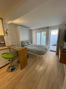 Studio spacieux avec terrasse privée, clim et parking payants