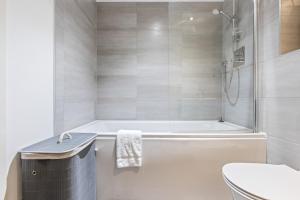 Cosy 1-Bedroom Apartment, Sleeps 3, Private Patio, Parking, Central Location