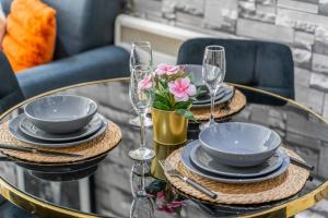 Cosy 1-Bedroom Apartment, Sleeps 3, Private Patio, Parking, Central Location