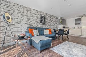 Cosy 1-Bedroom Apartment, Sleeps 3, Private Patio, Parking, Central Location