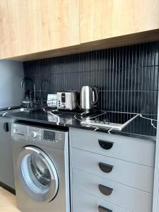 Modern Studio Apartment in Century City Walk to Canal Walk