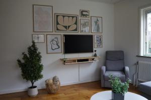 Renovated Lake view Retreat with Kayaks & Big Garden