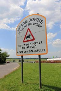 City Service Lets - Modern Cheam Village 2 Bed Apartment with Free Parking - Great Transport Links