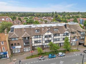 City Service Lets - New Cheam Village 2 Bed Apartment with Free Parking - Easy Transport Links to London