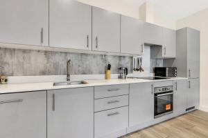 City Service Lets - New Cheam Village 2 Bed Apartment with Free Parking - Easy Transport Links to London