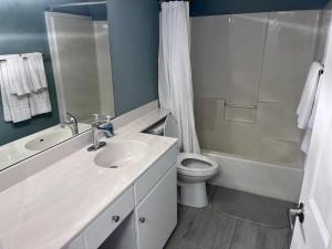 Beach, Sand, Sun & Pool 2BR 2BA Condo