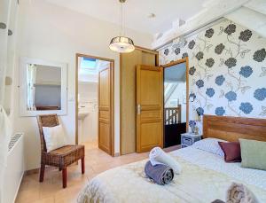 Le Prieuré beautiful 4 bedroom stone apartment with pool