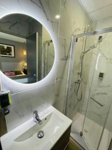 Hotels Brit Hotel Acacias : photos des chambres