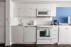 Azure 1Br & Den Apartment with Lake Ontario Views