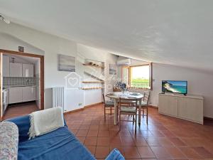 239 - Comoda mansarda in centro a Sirolo, con vista mare - POSTO AUTO E ARIA CONDIZIONATA INCLUSI - SPIAGGIA WHITE BEACH CLUB OMAGGIO dal lun al ven FINO AL 02-08