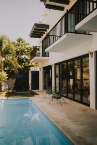 House with private pool, walking distance to beaches & restaurants