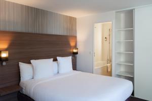 Hotels Paxton Paris MLV : Family suite Room with pool access