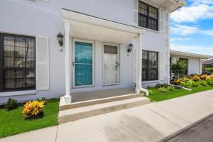 Cozy townhouse centrally located on the island