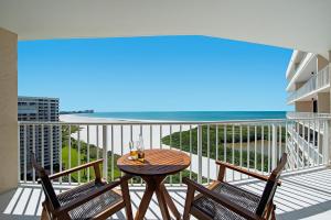 Coastal modern beachfront condo with sweeping views - 3hvězdičkové hotely ve městě Marco Island