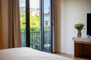 Crisol - Frente a la Parroquia de San Miguel Arcángel