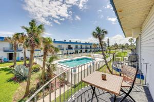 Oceanfront Ormond Beach Condo Patio, Pool Access! - 3hvězdičkové hotely ve městě Ormond Beach