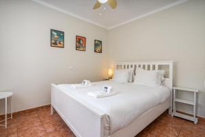 Lovely beach apartment, sea views, rooftop terrace #1974