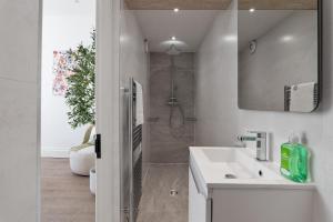 Edinburghs Finest - Chic and Luxurious Shore Apartment