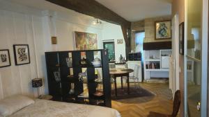 Independent Master suite, 18th century home