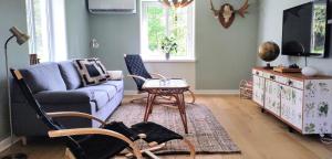 Gula huset i skogen- Skogsbruk & logi på Linderödsåsen -Yellow house in the woods