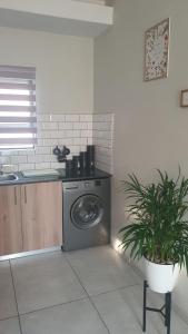 Inspire Cottage near OR Tambo Airport & Greenstone