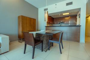 Stylish 1BR Sleeps 4 Gate Tower, Reem Island