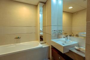 Stylish 1BR Sleeps 4 Gate Tower, Reem Island