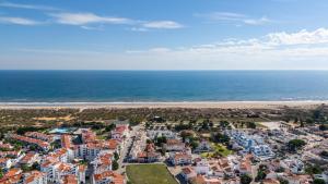 Serene Duplex House With Patio by LovelyStay - 3hvězdičkové hotely ve městě Vila Nova De Cacela