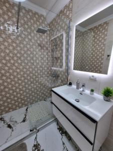 Ella New Apartament cu piscină & parcare