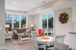 Private Hot Tub The Perch 14 Patio 2BR Downtown