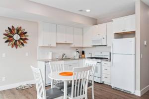 Private Hot Tub The Perch 14 Patio 2BR Downtown